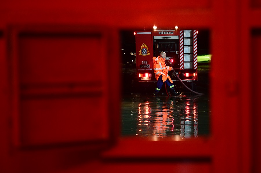 ΣΕΦ: Άψογη εικόνα στο παρκέ, πλημμύρα έξω από το γήπεδο