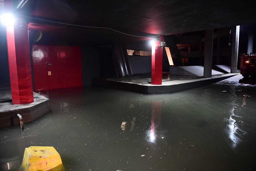 ΣΕΦ: Άψογη εικόνα στο παρκέ, πλημμύρα έξω από το γήπεδο