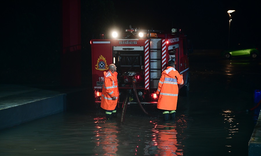 ΣΕΦ: Άψογη εικόνα στο παρκέ, πλημμύρα έξω από το γήπεδο