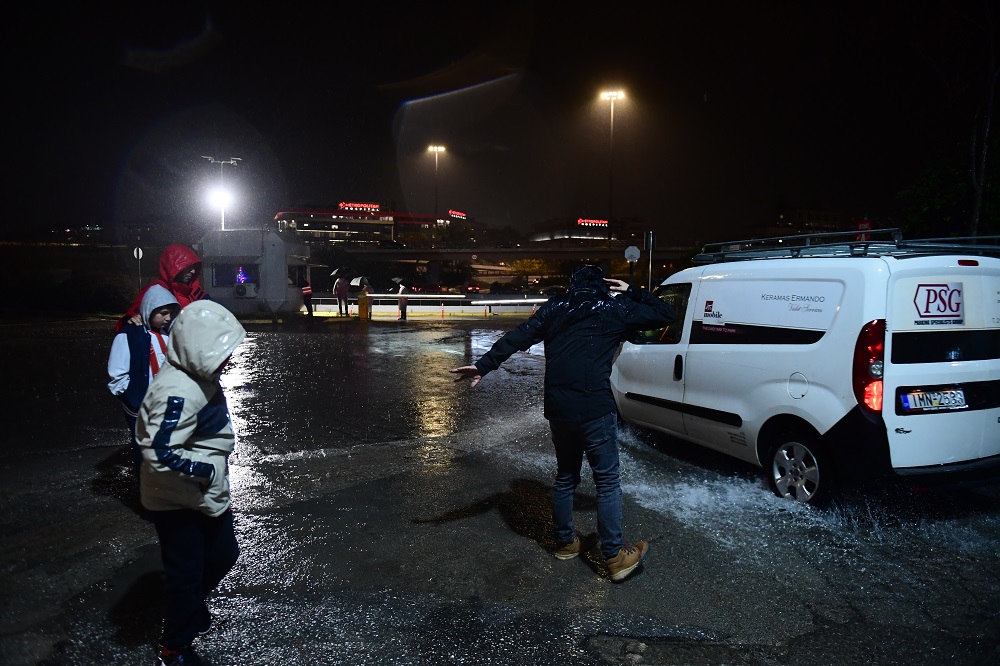 ΣΕΦ: Άψογη εικόνα στο παρκέ, πλημμύρα έξω από το γήπεδο