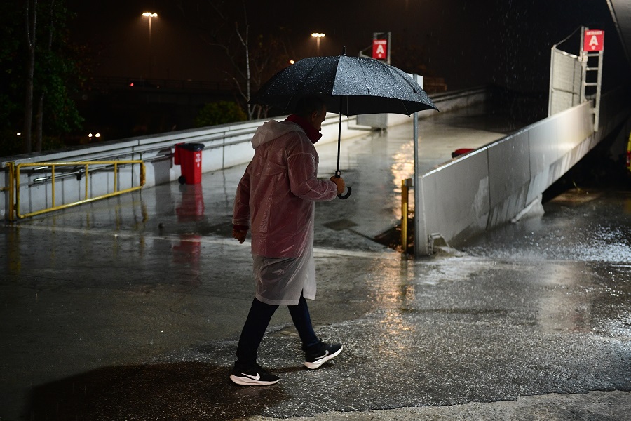 ΣΕΦ: Άψογη εικόνα στο παρκέ, πλημμύρα έξω από το γήπεδο