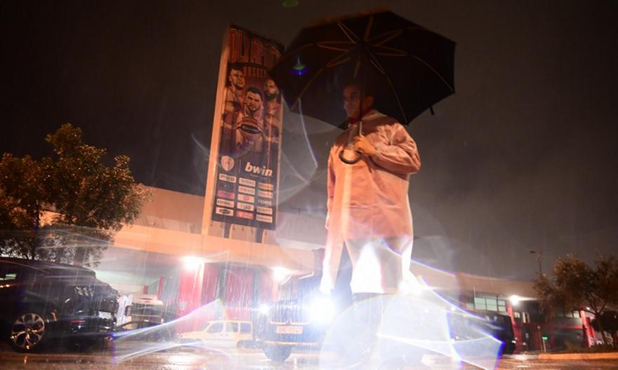 Εικόνες από τις δύο όψεις του ΣΕΦ: Άψογη εικόνα στο παρκέ, πλημμύρα έξω από το γήπεδο