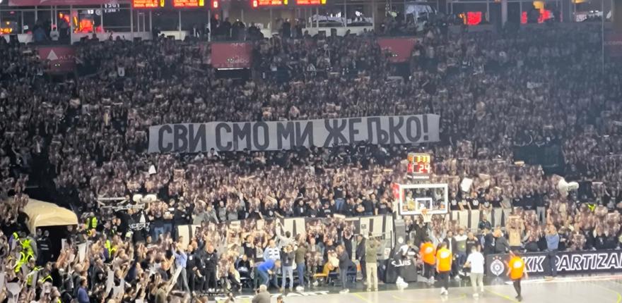 Με πλακάτ του Ομπράντοβιτς και αποδοκιμασίες υποδέχθηκαν οι οπαδοί της Παρτίζαν την ομάδα