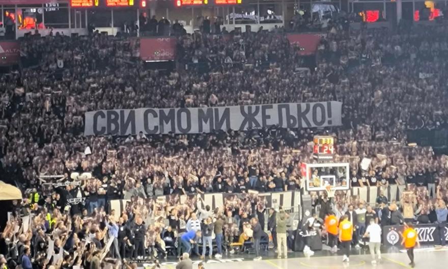 Με πλακάτ του Ομπράντοβιτς και αποδοκιμασίες υποδέχθηκαν οι οπαδοί της Παρτίζαν την ομάδα!