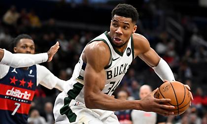 Αποχώρησε τραυματίας από το Μπακς-Πίστονς ο Giannis