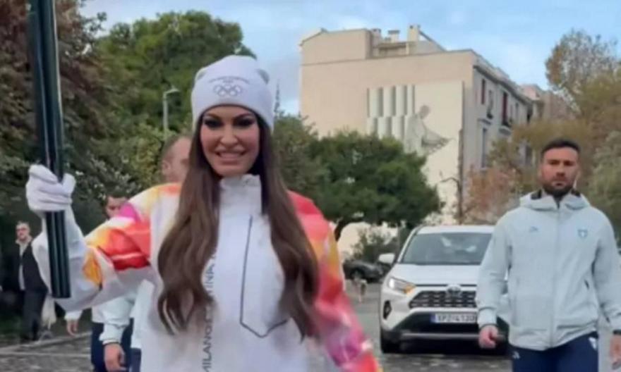 H Κίμπερλι Γκίλφοϊλ με τη Φλόγα των Χειμερινών Ολυμπιακών Αγώνων