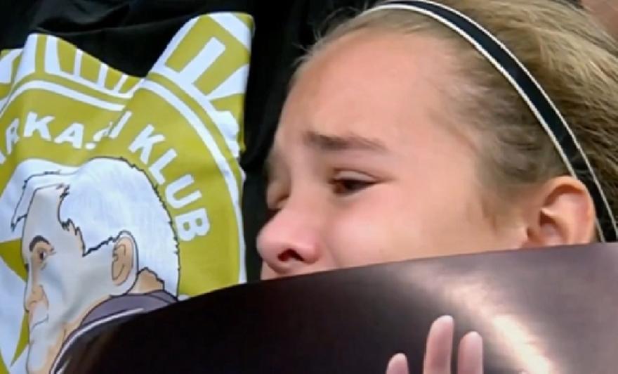 Απίστευτες εικόνες το Βελιγράδι: Μικρή οπαδός της Παρτίζαν βουρκώνει κρατώντας πλακάτ του Ομπράντοβιτς