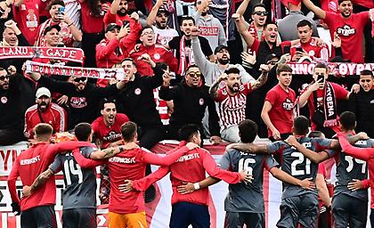 Η υποδοχή, ο Πρίντεζης και η αποθέωση: Η παρακάμερα του Ολυμπιακού από το ματς με την Ελλάς Σύρου