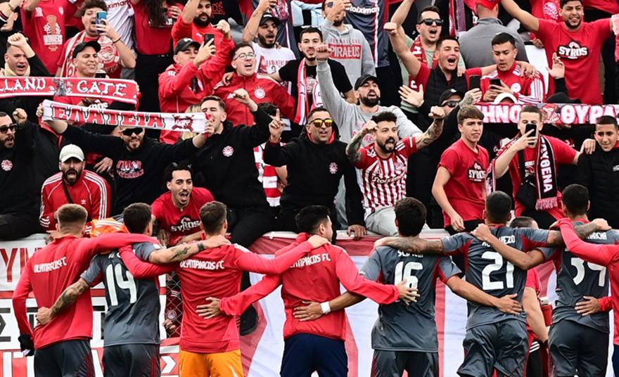 Η υποδοχή, ο Πρίντεζης και η αποθέωση: Η παρακάμερα του Ολυμπιακού από το ματς με την Ελλάς Σύρου