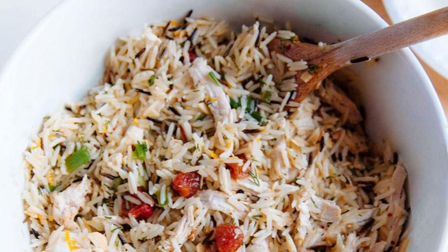 Πικάντικη ρυζοσαλάτα με κοτόπουλο που περίσσεψε