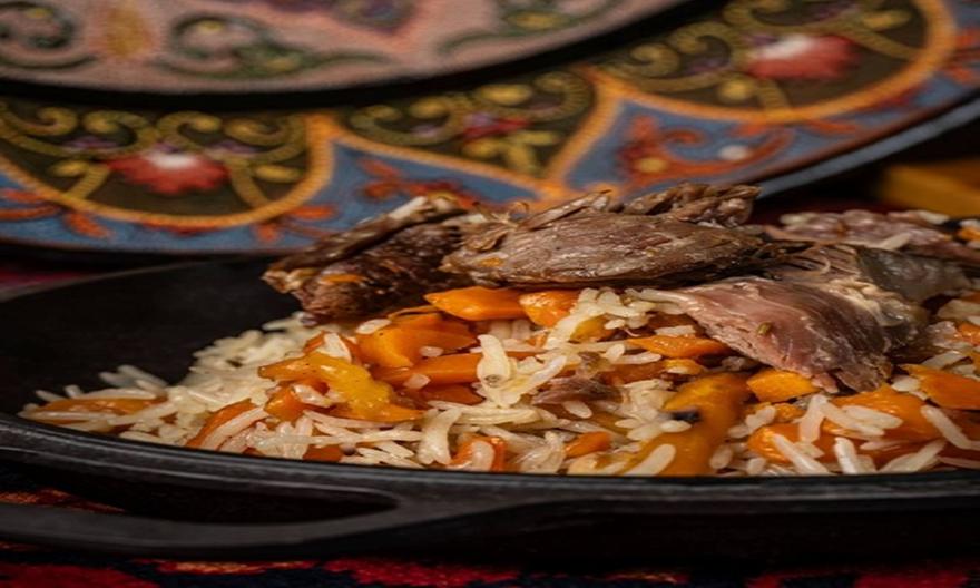 Ανατολίτικο αρνάκι με ξηρούς καρπούς, σταφίδες και πιλάφι