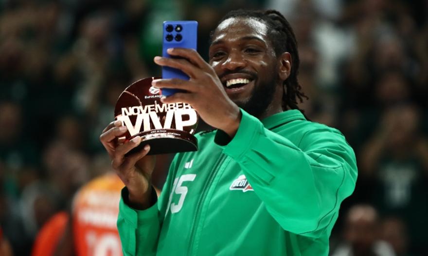 O Φαρίντ παρέλαβε το MVP του Νοεμβρίου και έβγαλε selfie!