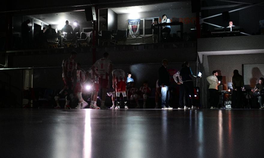 Έπεσε... μαύρο στο «Ανδρέας Βαρίκας» - Πρόβλημα ηλεκτροδότησης στον τελικό του Λιγκ Καπ