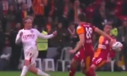 Το πέναλτι που ζήτησε η Σάμσουνσπορ στο φινάλε του ματς με τη Γαλατά