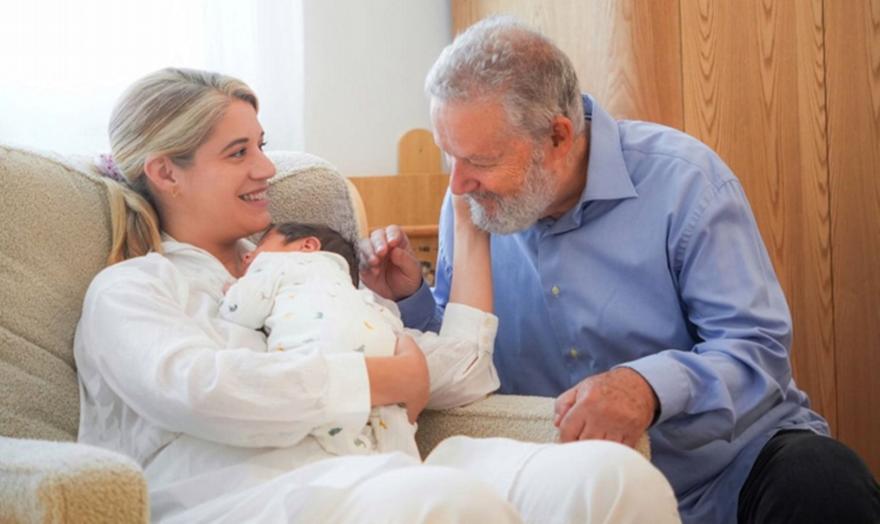 Τζένη Θεωνά: Λιώνει βλέποντας τον μπαμπά της να καμαρώνει τον δεύτερο εγγονό