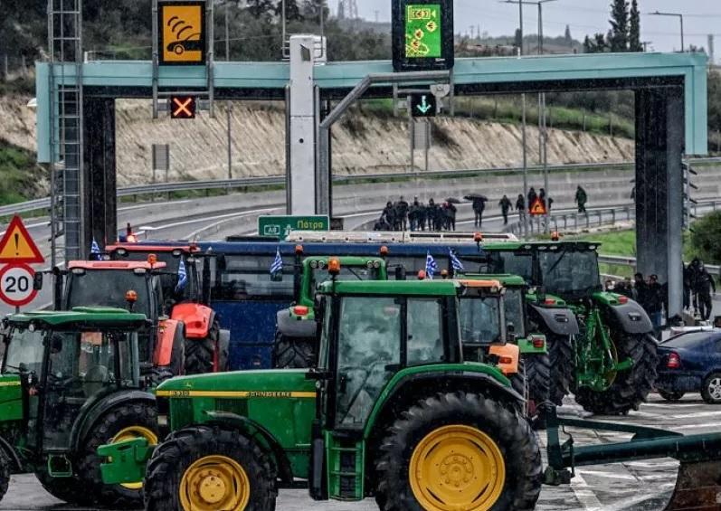 Συνεχίζονται για έκτη μέρα τα μπλόκα των αγροτών - Εντείνονται οι κινητοποιήσεις