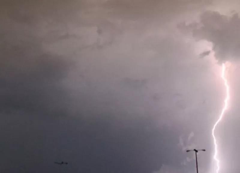 Επικαιροποίηση του έκτακτου δελτίου της ΕΜΥ: Πώς θα κινηθεί η κακοκαιρία Byron τις επόμενες ώρες