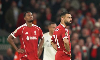 Ο Σαλάχ… συνηθίζει τον πάγκο - Τον άφησε εκτός ο Σλοτ για ακόμα ένα ματς!