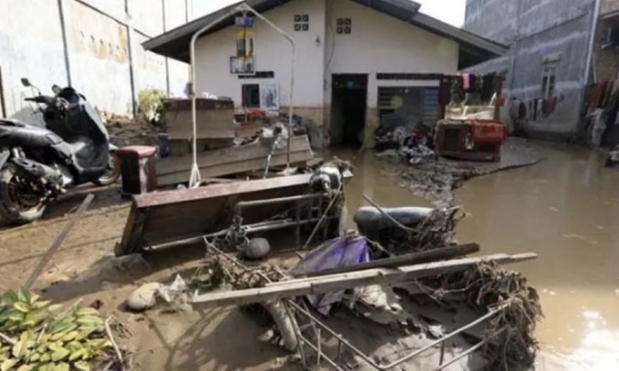 Οι νεκροί από τις πλημμύρες στην Ινδονησία ξεπέρασαν τους 900