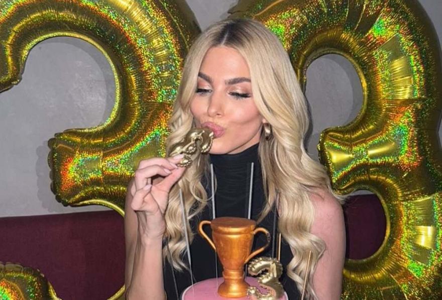 Βάλια Χατζηθεοδώρου: Ο στρίπερ που «εισέβαλε» στο πάρτι γενεθλίων της και της χόρεψε… προκαλώντας χαμό!