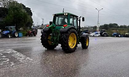 Αμετακίνητοι στους δρόμους οι αγρότες - Σχεδιάζονται μπλόκα μέχρι και τις γιορτές