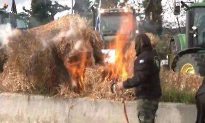 Νέο μπλόκο των αγροτών στις Μικροθήβες: Έχυσαν γάλατα στον δρόμο, έκαψαν άχυρα