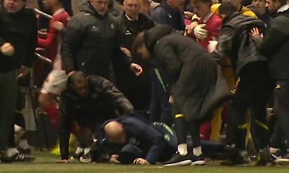 Φοβερή σύρραξη στο φινάλε του Μπρίστολ Σίτι-Μίλγουολ, πιάστηκαν στα χέρια κι έπεσαν στο έδαφος!