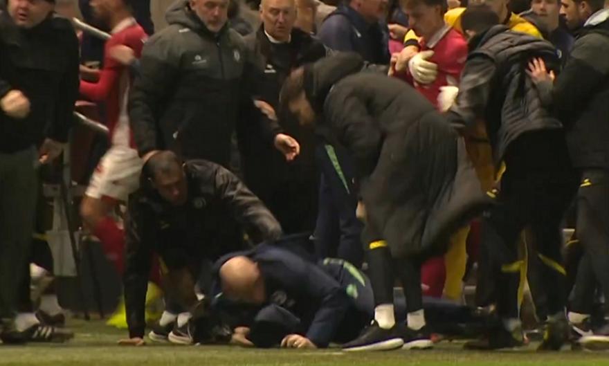 Φοβερή σύρραξη στο φινάλε του Μπρίστολ Σίτι - Μίλγουολ, πιάστηκαν στα χέρια κι έπεσαν στο έδαφος!