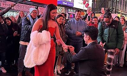 Η Bollywood πρόταση γάμου που μάγεψε την Times Square κι έγινε Viral