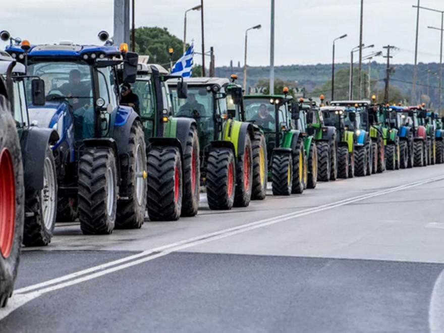 Αμετακίνητοι οι αγρότες: Νέα μπλόκα σε Κάστρο και Εύηνο - Έχει αποκλειστεί για 3 ώρες το αεροδρόμιο στα Ιωάννινα
