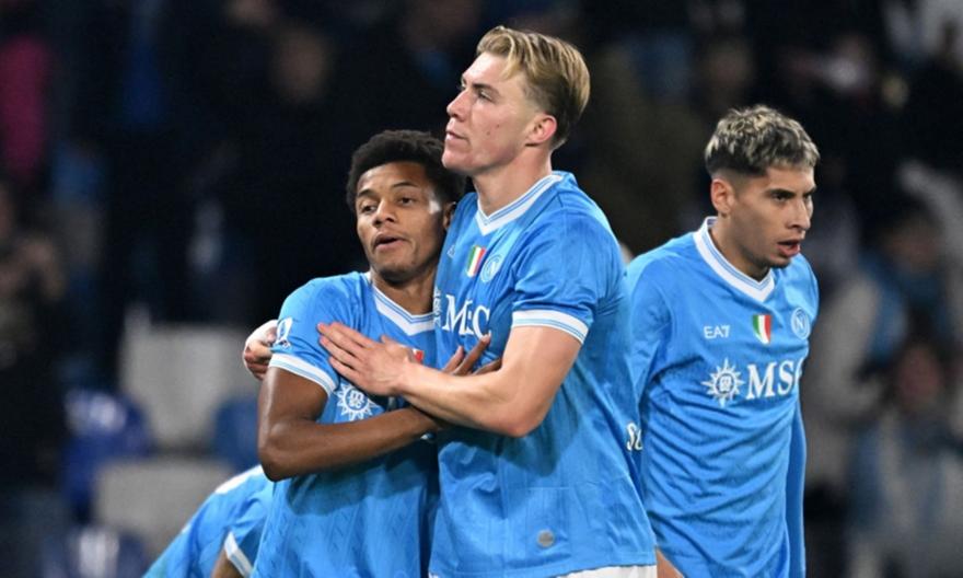 Πάτησε τη Γιουβέντους με ντοπιέτα Χόιλουντ και έμεινε στην κορυφή η Νάπολι!