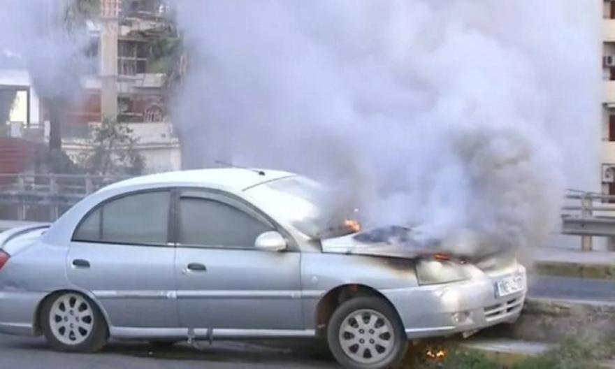 Δεύτερο τροχαίο στο Νέο Φάληρο: ΙΧ πήρε φωτιά κοντά στο «Καραϊσκάκης»