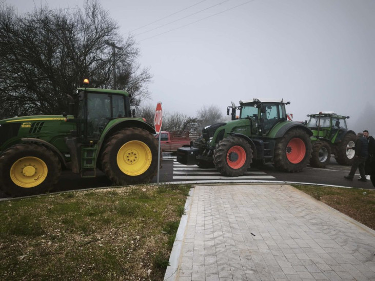 Aγρότες: Νέα μπλόκα σε Κάστρο και Εύηνο - Αποκλεισμένο για 3 ώρες το αεροδρόμιο Ιωαννίνων