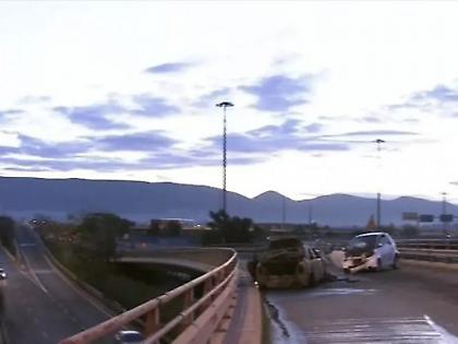 Τροχαίο στο Νέο Φάληρο: Αυτοκίνητο τυλίχθηκε στις φλόγες μετά από σύγκρουση