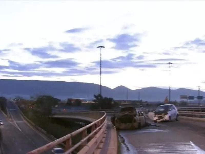 Τροχαίο στο Νέο Φάληρο: Αυτοκίνητο τυλίχθηκε στις φλόγες μετά από σύγκρουση