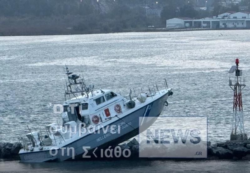 Σκάφος του Λιμενικού προσέκρουσε σε βράχια στην είσοδο του λιμανιού Βόλου (video)