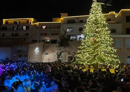 Άναμμα χριστουγεννιάτικου δέντρου με μπαλωθιές σε χωριό των Χανιών