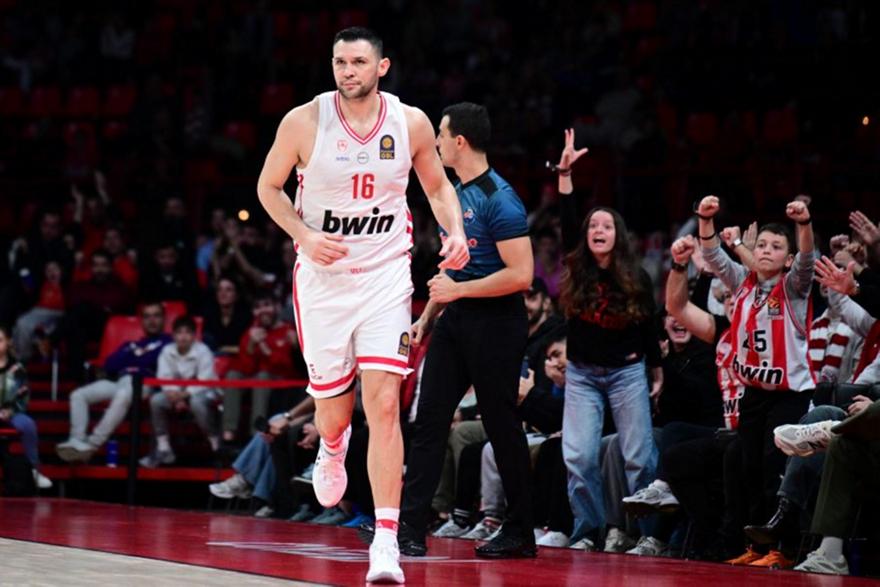 Μεγάλα σουτ και χαμόγελα στην κερκίδα: Η παρακάμερα του Ολυμπιακού στην 100άρα επί της ΑΕΚ