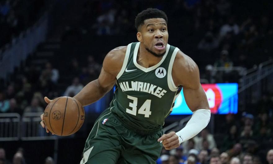 Οι Μπακς φωνάζουν ότι ο Γιάννης δεν είναι διαθέσιμος για ανταλλαγή, αλλά κανείς δεν τους ακούει...