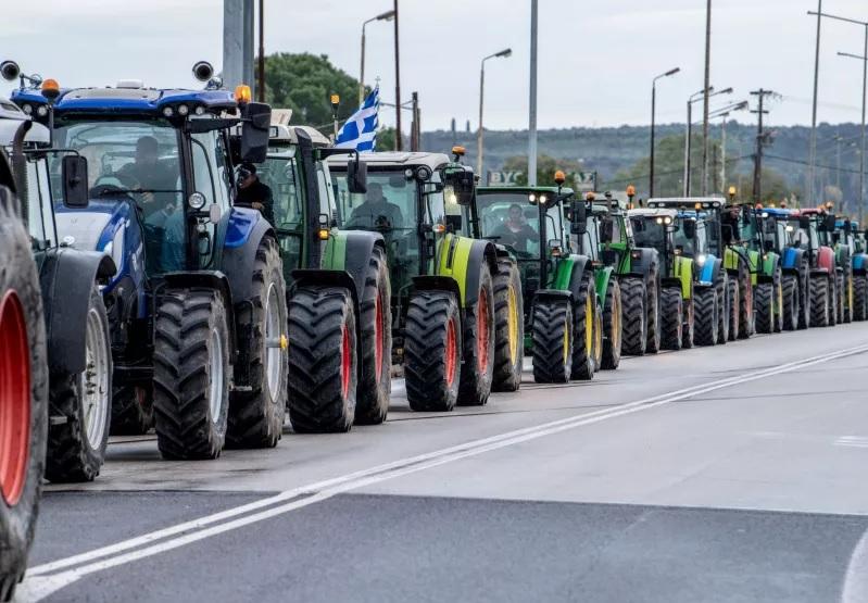 Σκληραίνουν τη στάση τους οι αγρότες με κλείσμο παρακαμπτηρίων και λιμανιών - Τα νέα μπλόκα