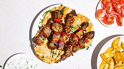 Ζουμερά χοιρινά σουβλάκια στο γκριλ