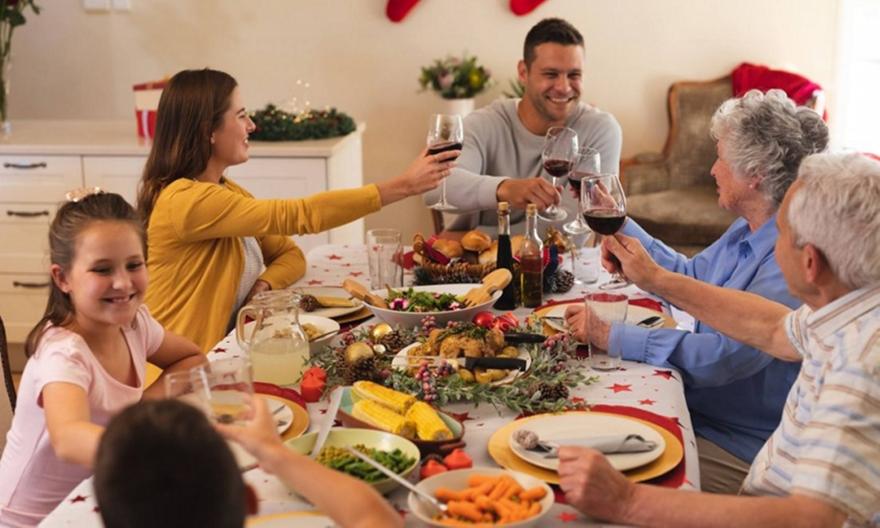 Τι τρώμε στις γιορτές και τι λένε οι ειδικοί για τις επιπτώσεις στην υγεία μας;