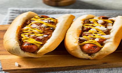 Hot dogs με λουκάνικα και σπιτικά ψωμάκια μπριος