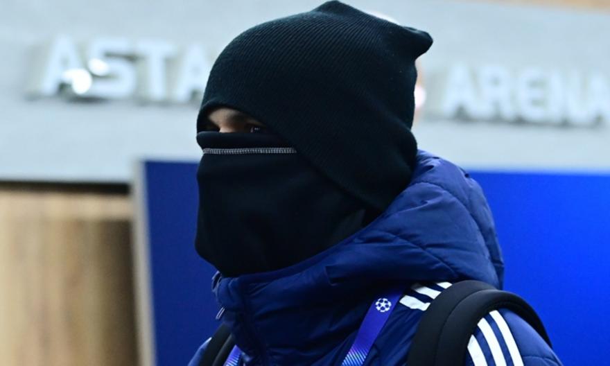 Ακάλυπτα μόνο τα μάτια του - Η φωτογραφία του παίκτη του Ολυμπιακού που αποδεικνύει το κρύο