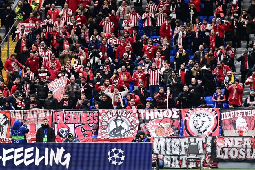 Περίπου 700 οπαδοί του Ολυμπιακού «ζεσταίνουν» την ατμόσφαιρα στη παγωμένη Αστάνα!