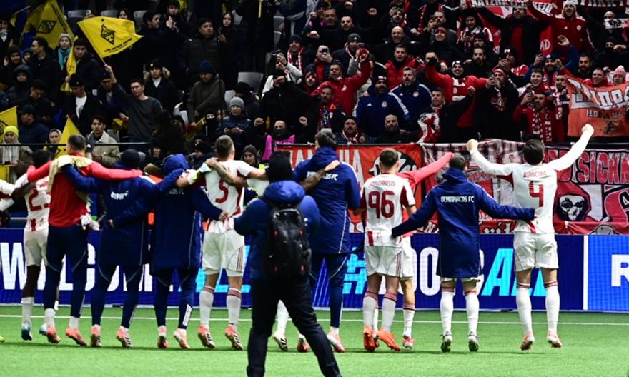 Οι ξέφρενοι πανηγυρισμοί και η αποθέωση των οπαδών στους παίκτες του Ολυμπιακού!