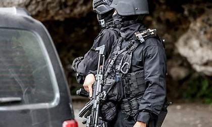 Kαλάσνικοφ και πιστόλια με σιγαστήρα βρέθηκαν σε όχημα στα Καλύβια - Εκτιμάται ότι 37χρονος προετοίμαζε δολοφονία