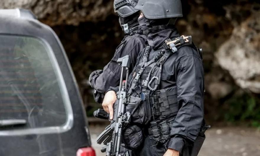 Kαλάσνικοφ και πιστόλια με σιγαστήρα βρέθηκαν σε όχημα στα Καλύβια - Εκτιμάται ότι 37χρονος προετοίμαζε δολοφονία