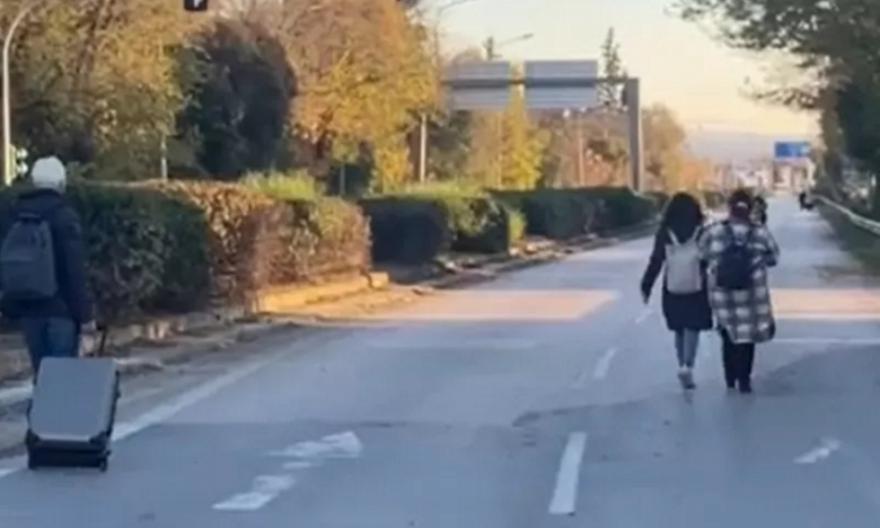 Ταλαιπωρία για εκατοντάδες ταξιδιώτες στη Θέρμη: 4 χιλ. με τα πόδια για να πάνε στο αεροδρόμιο