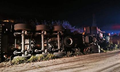 Ιονία Οδός: Ανετράπη φορτηγό – Χωρίς τις αισθήσεις του ο οδηγός